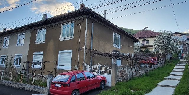 Proprietar, vând imobil (casă + teren) Orsova strada Stefan cel Mare
