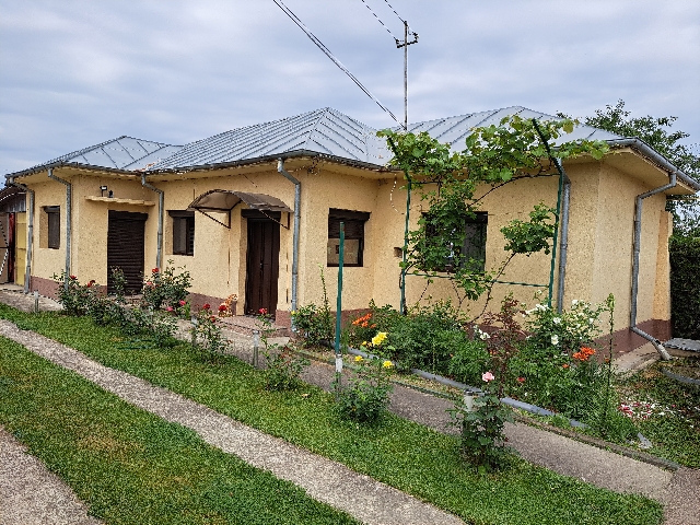 Casa de vanzare 4 camere si gradina de 758mp judetul Prahova