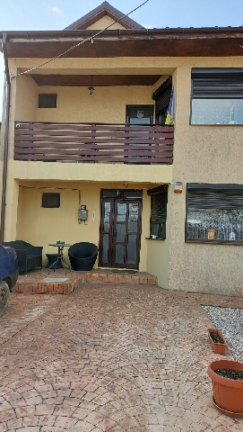 De vanzare casa cu 5 camere zona centrala strada asfaltata