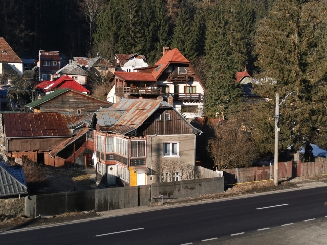 Proprietate de vanzare in Sinaia cu acces direct la DN1