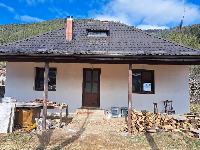 Casă de vânzare cu teren Neamț, comuna Poiana Teiului, sat Săvinești