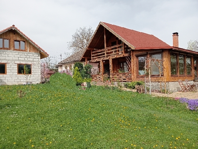 Proprietate cu 3 case și 26 ari de teren la 15 km de Baia Mare