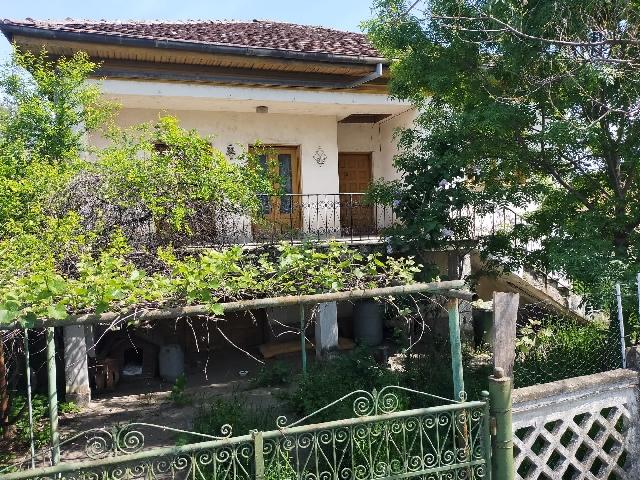 Casa de renovat + teren de vanzare (include piscina) Domnesti, proprietar